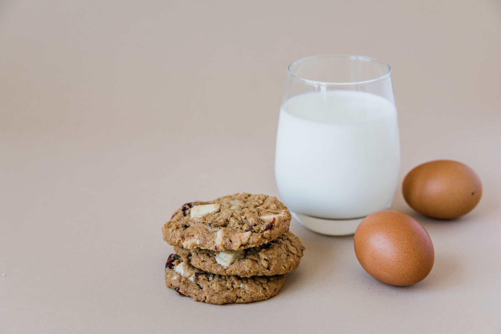 Cookies aux flocons d’avoine et pépites de chocolat, dorés sur une grille à pâtisserie.