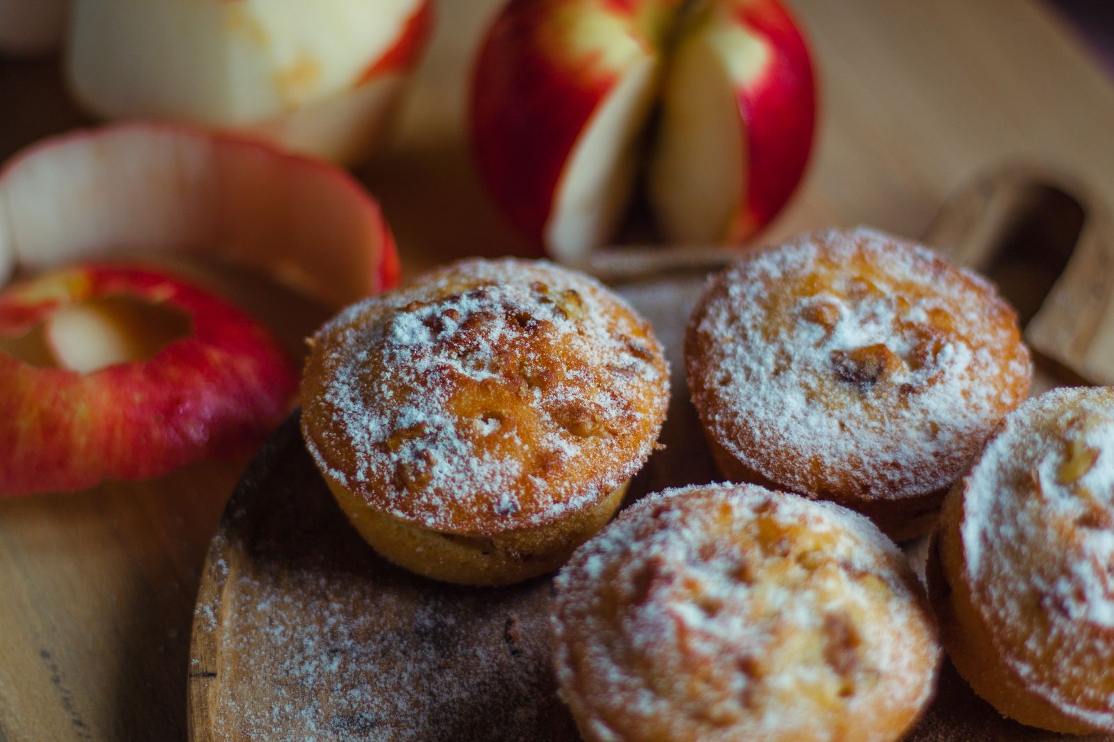 Petits muffins moelleux à la pomme, légèrement dorés et saupoudrés de cannelle.