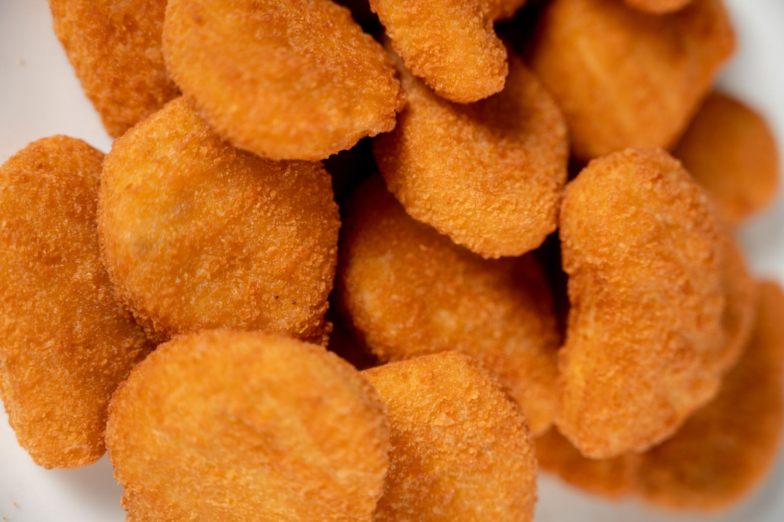 Nuggets de poulet maison à la chapelure dorée accompagnés d’une petite sauce au yaourt.